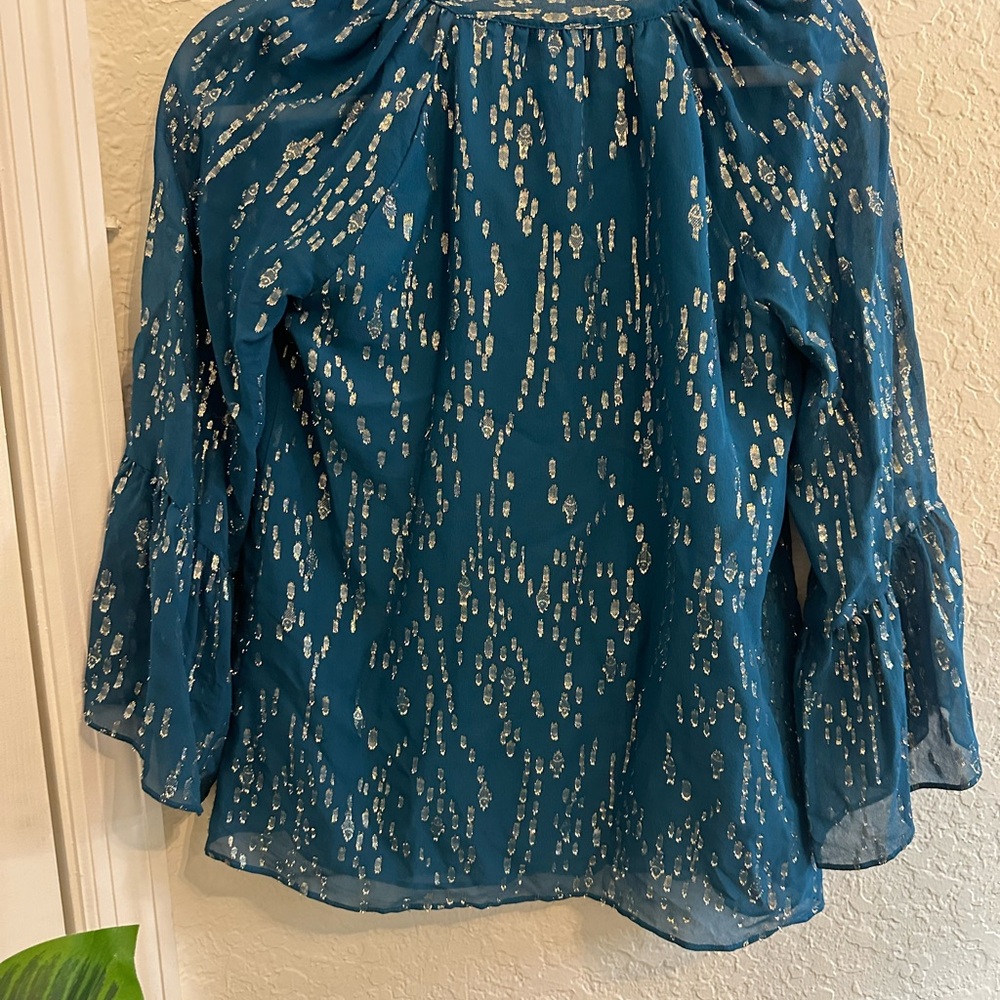 Lilly Pulitzer Matilda top fish clip gold detail and bell sleeves like new! - Picture 4 of 4